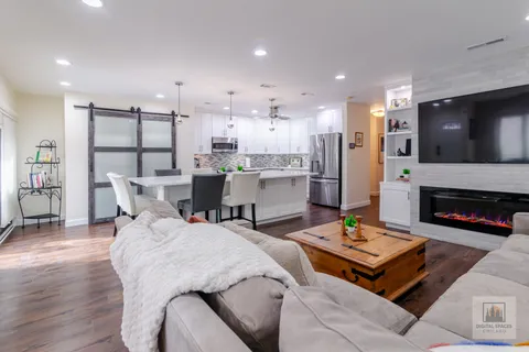 $625,000 | 325 North Oak Park Avenue, Unit B, Oak Park, IL 60302