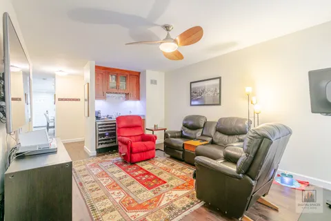 $625,000 | 325 North Oak Park Avenue, Unit B, Oak Park, IL 60302