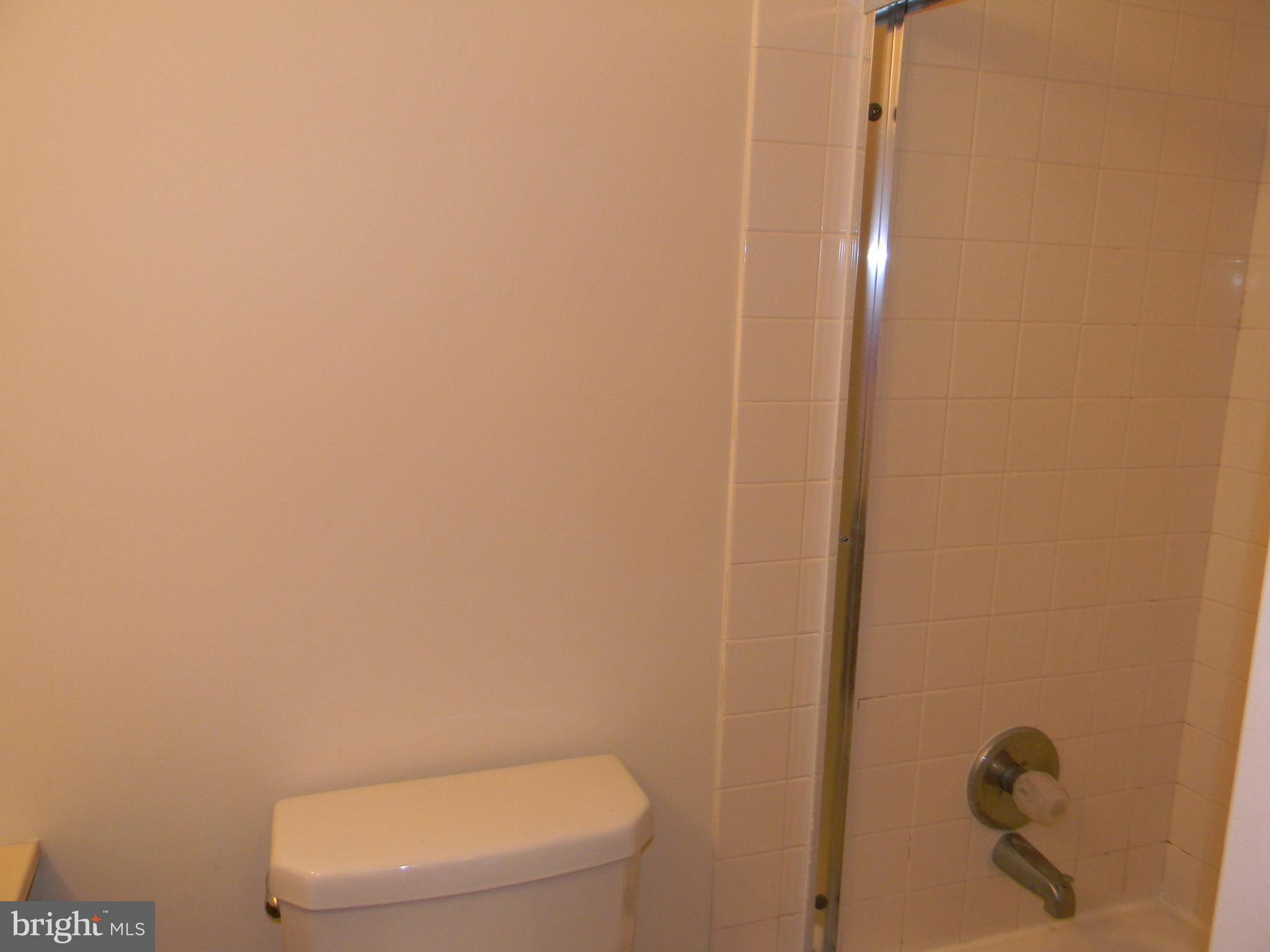 3604 San Rafael Court, Unit TYPE Springfield, PA 19064 - Photo 29 of 36 Full Tub in the Hall Bathroom