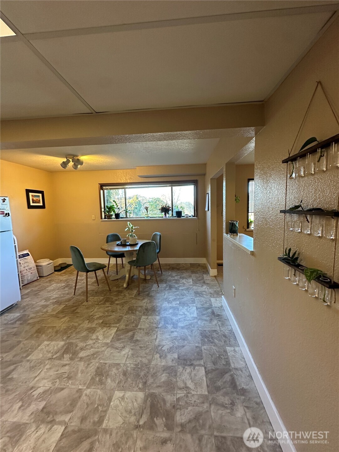 520 Olympic Avenue, Unit B Edmonds, WA 98020 - Photo 11 of 18 a view of a livingroom with furniture and a window