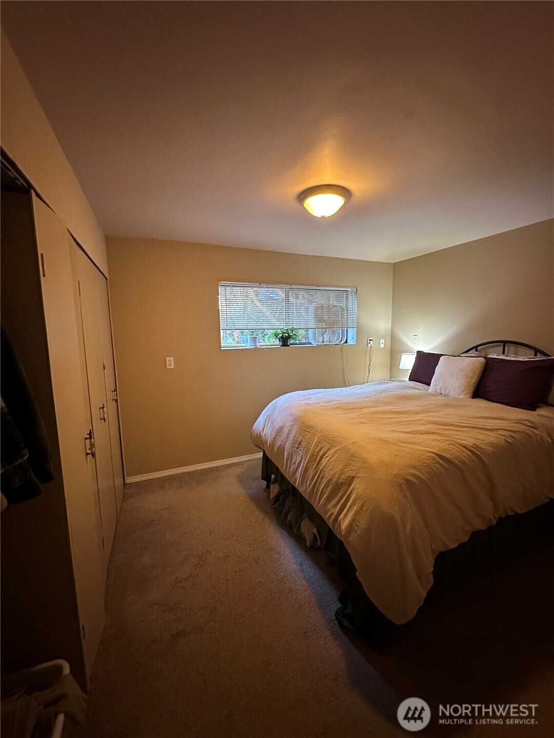 520 Olympic Avenue, Unit B Edmonds, WA 98020 - Photo 16 of 18 a bedroom with a bed and a window