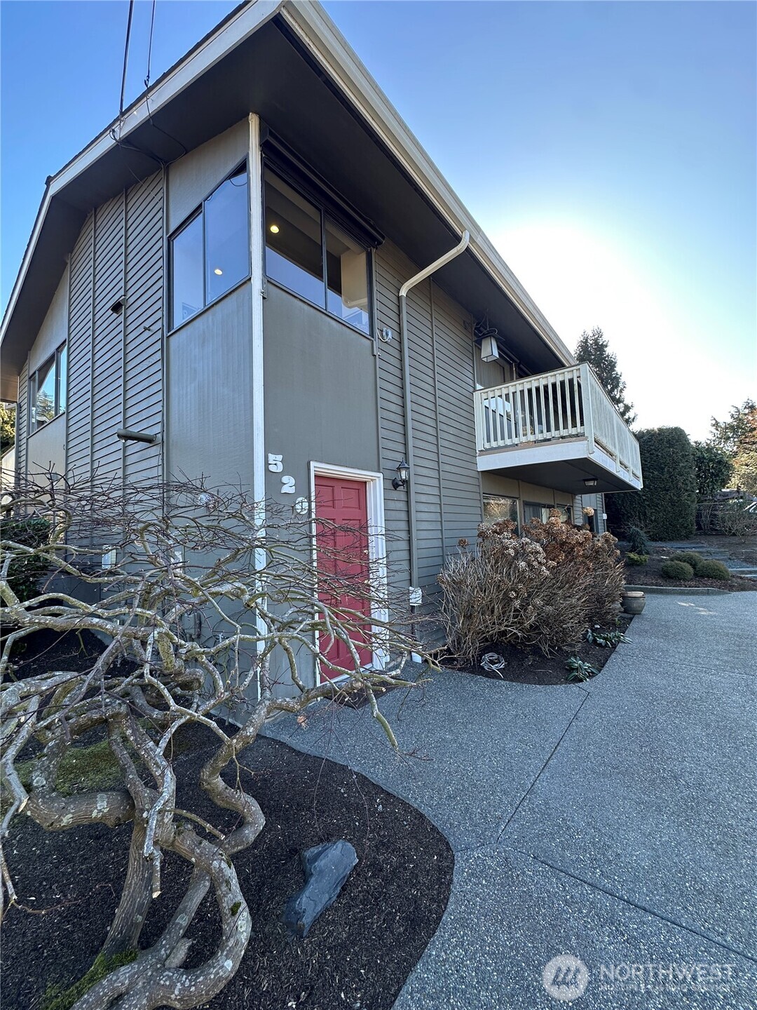 520 Olympic Avenue, Unit B Edmonds, WA 98020 - Photo 2 of 18 a front view of a house