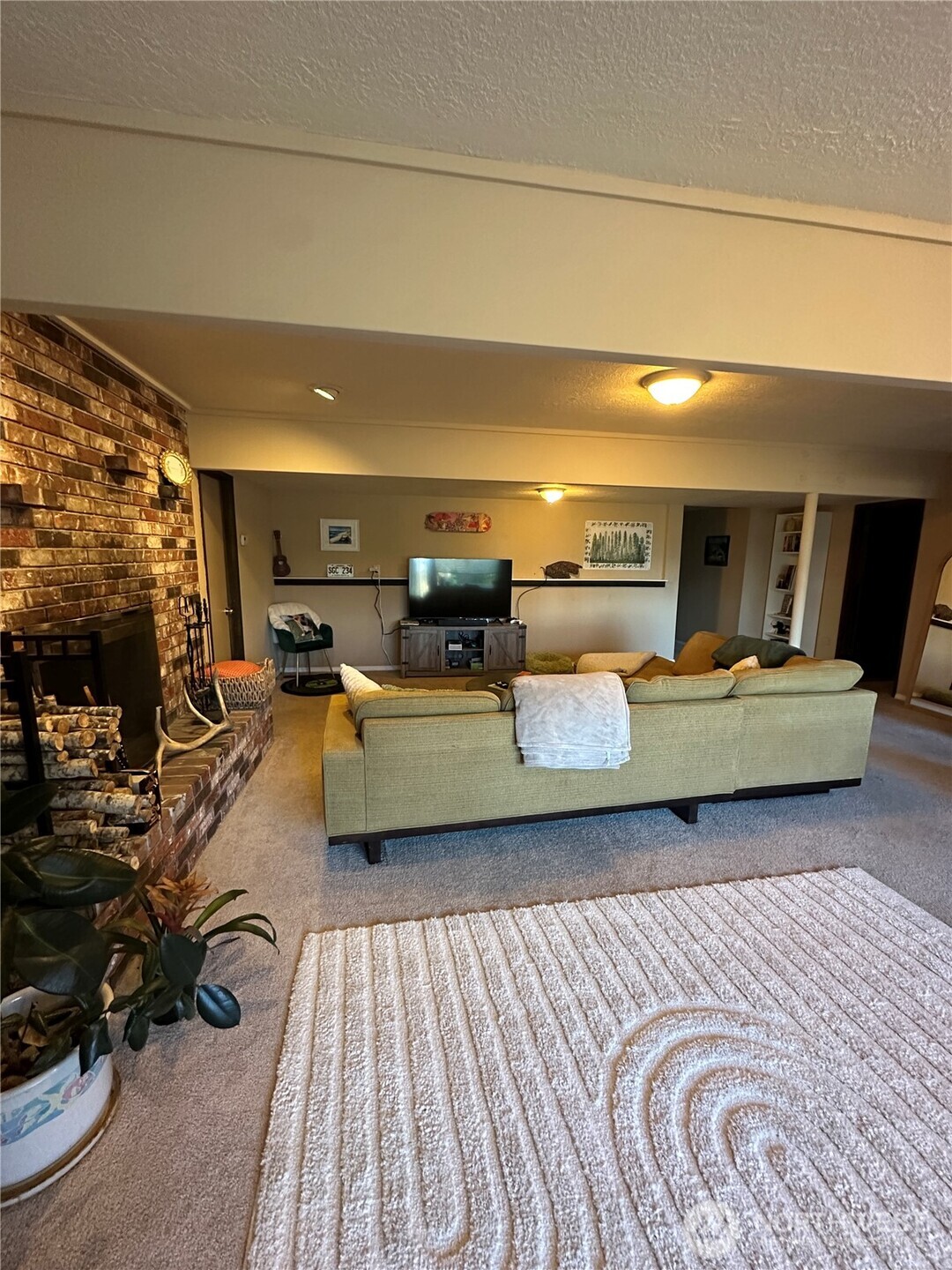 520 Olympic Avenue, Unit B Edmonds, WA 98020 - Photo 4 of 18 a living room with furniture and a fireplace