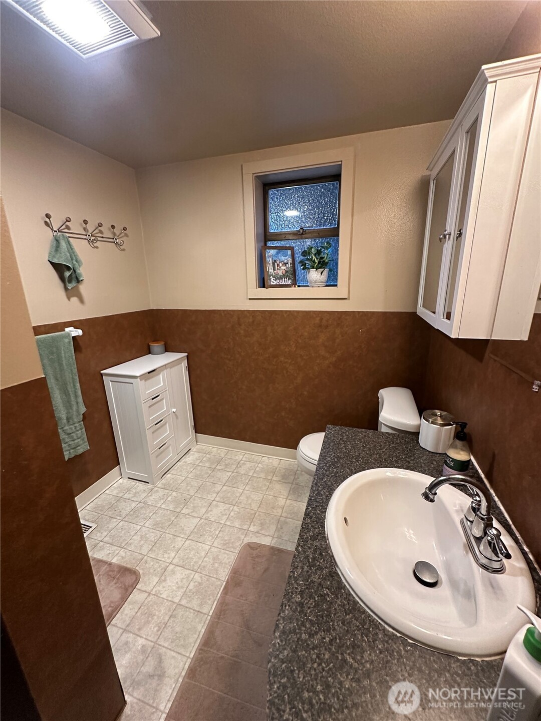 520 Olympic Avenue, Unit B Edmonds, WA 98020 - Photo 9 of 18 a bathroom with a sink and mirror