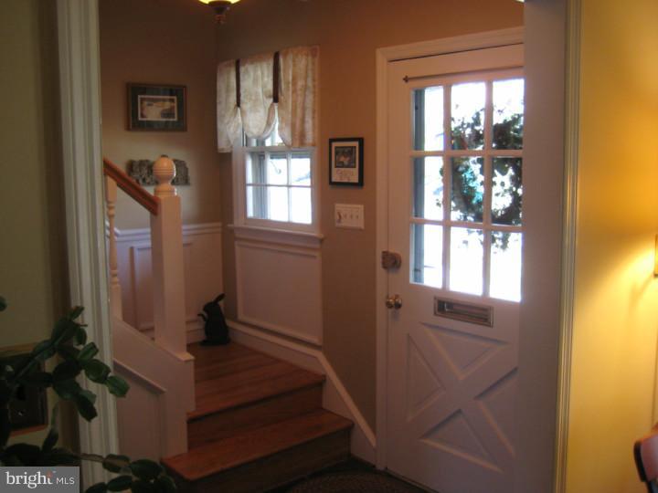 318 Hampton Road Wilmington, DE 19803 - Photo 2 of 25 Foyer
