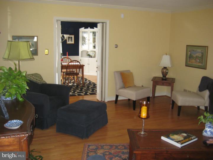 318 Hampton Road Wilmington, DE 19803 - Photo 3 of 25 Living Room