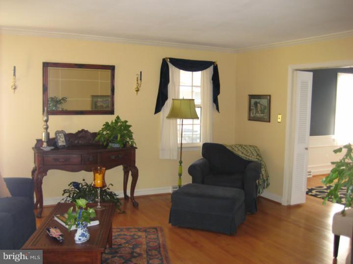 318 Hampton Road Wilmington, DE 19803 - Photo 4 of 25 Living Room