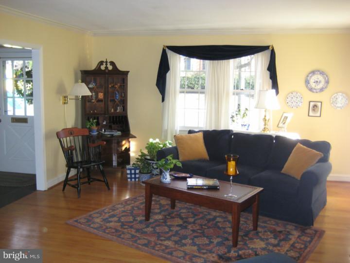 318 Hampton Road Wilmington, DE 19803 - Photo 5 of 25 Living Room
