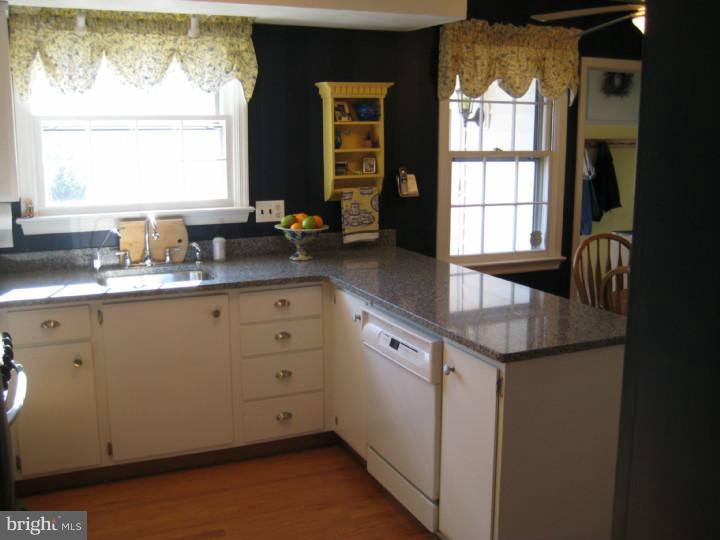 318 Hampton Road Wilmington, DE 19803 - Photo 7 of 25 Kitchen