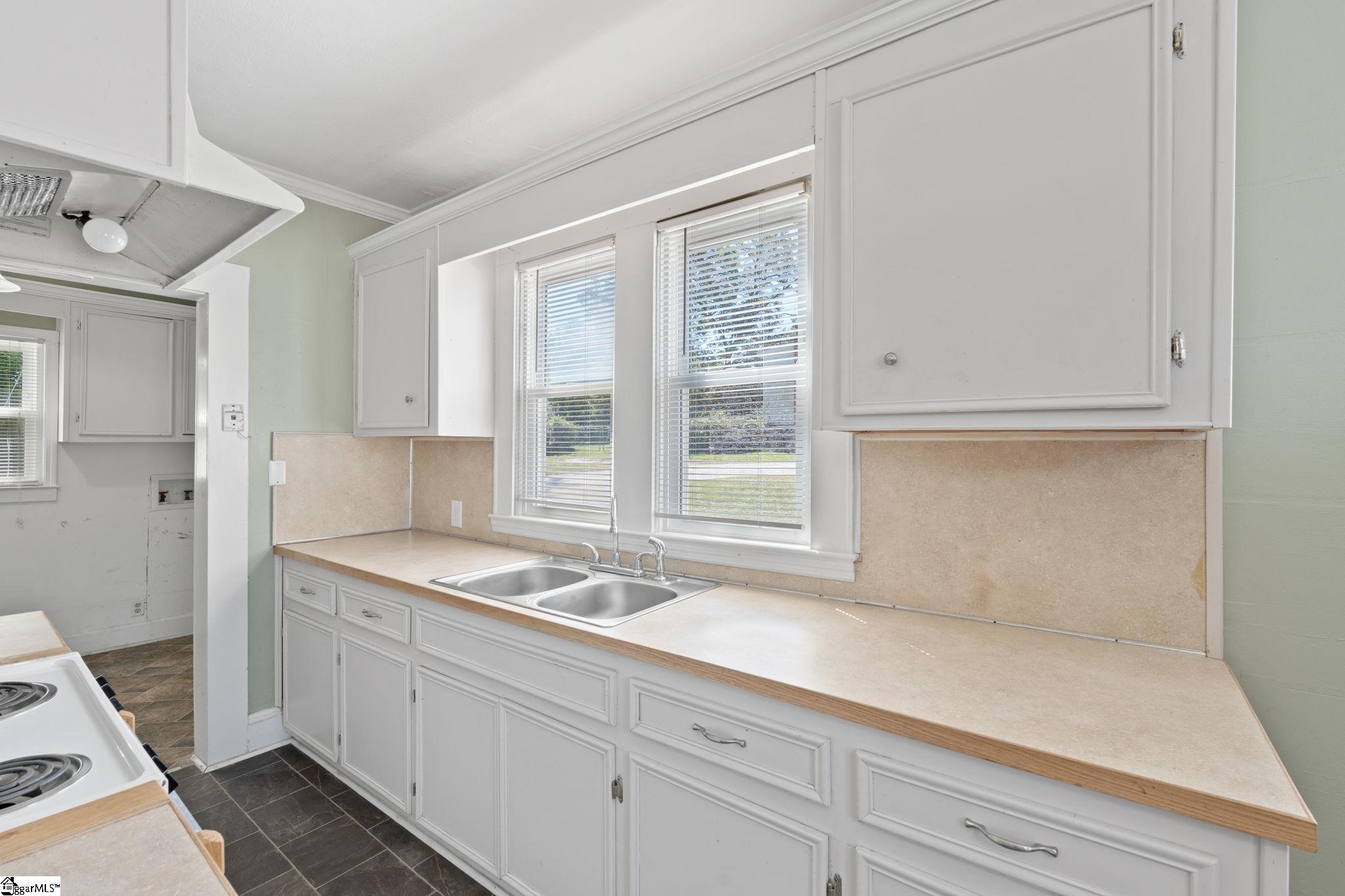 514 North Broad Street Clinton, SC 29325 - Photo 7 of 21