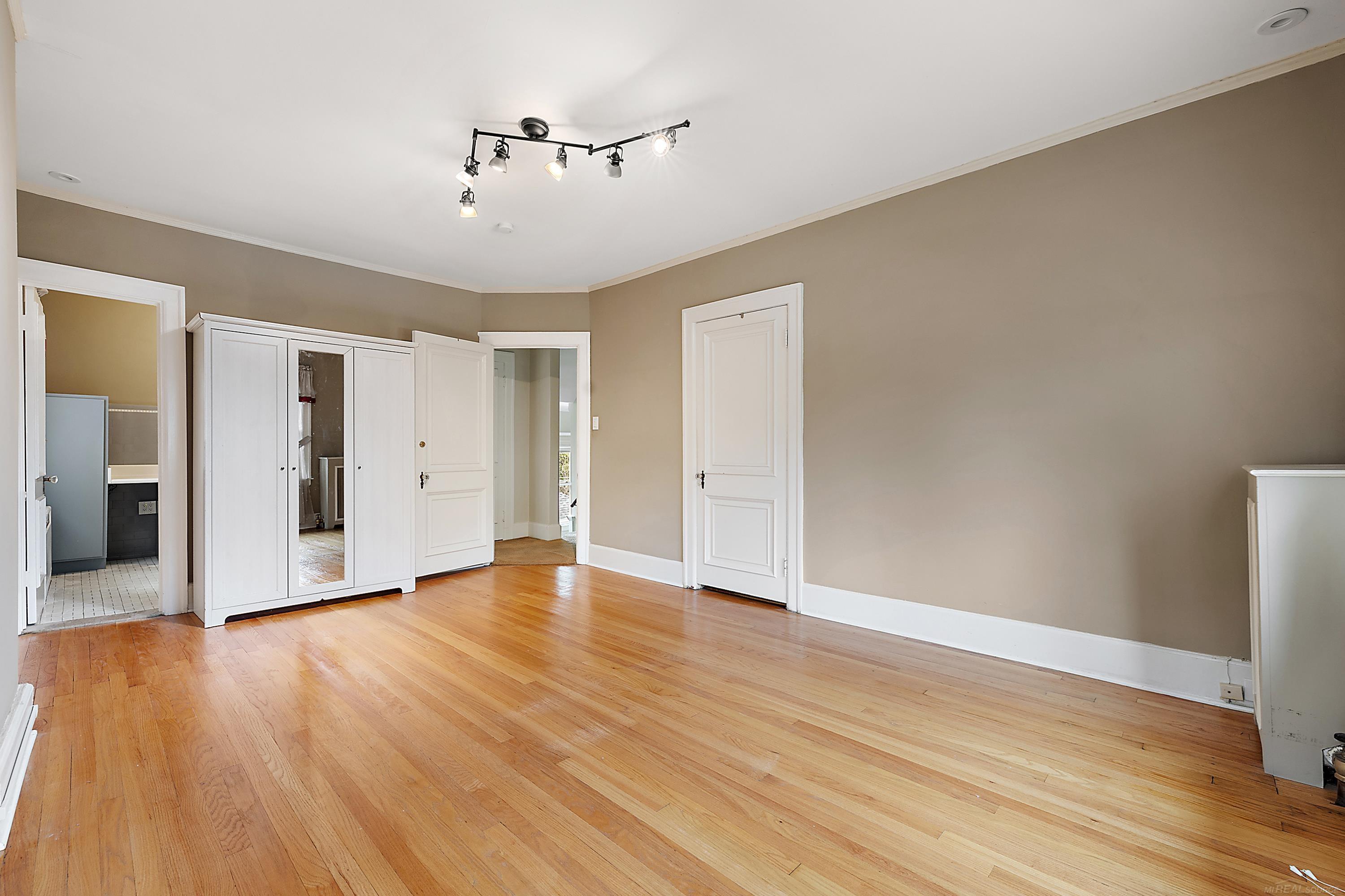 1371 Bedford Road Grosse Pointe, MI 48230 - Photo 22 of 44 50124154-23.JPG