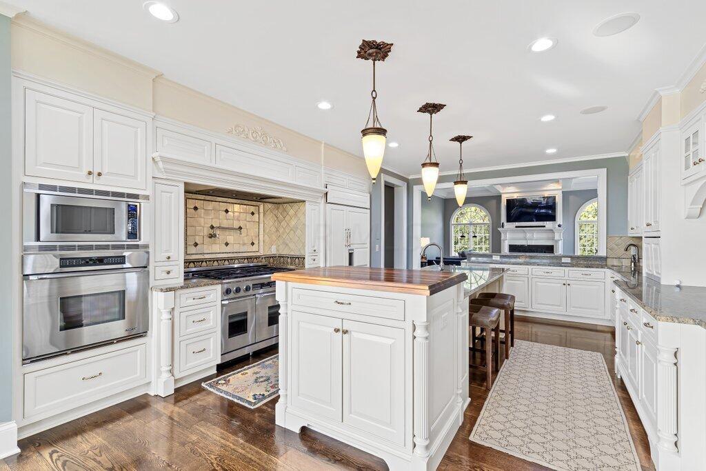 4181 Kenny Road Columbus, OH 43220 - Photo 13 of 62 Spacious Kitchen open to the Family/Great Room