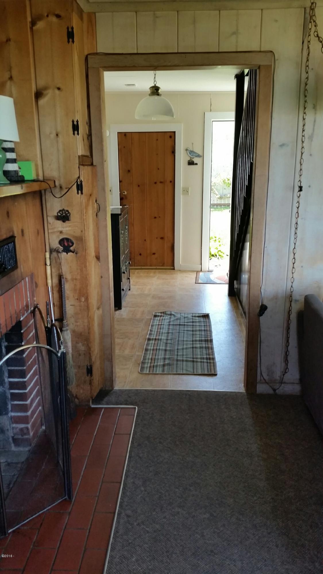 6225 Logan Road Lincoln City, OR 97367 - Photo 9 of 17 Hall from front entry
