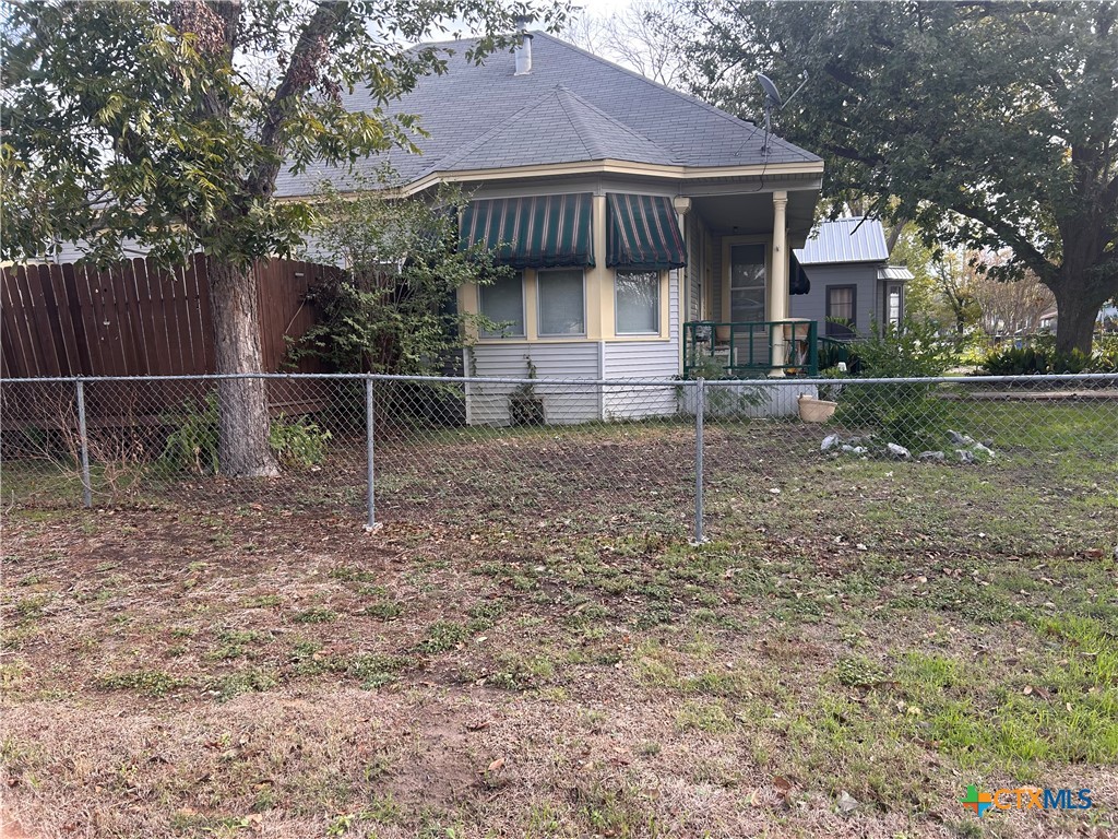 402 East Ireland Street Seguin, TX 78155 - Photo 2 of 14 side