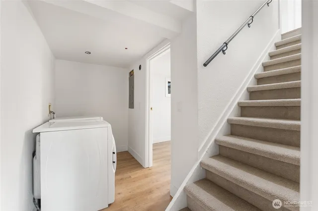 a view of entryway with washer and dryer