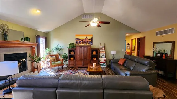 $400,000 | 986 Owl Creek Parkway, Odessa, MO 64076