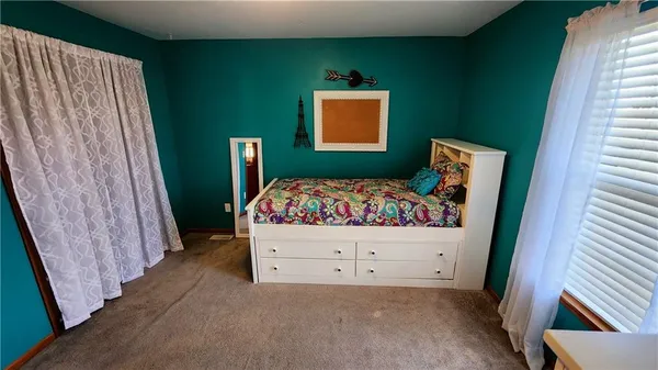 $400,000 | 986 Owl Creek Parkway, Odessa, MO 64076