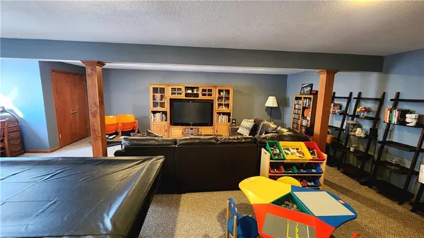 $400,000 | 986 Owl Creek Parkway, Odessa, MO 64076
