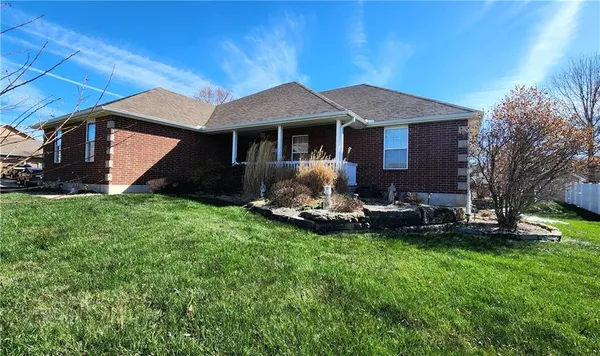 $400,000 | 986 Owl Creek Parkway, Odessa, MO 64076