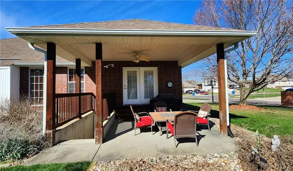 $400,000 | 986 Owl Creek Parkway, Odessa, MO 64076