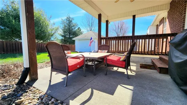 $400,000 | 986 Owl Creek Parkway, Odessa, MO 64076