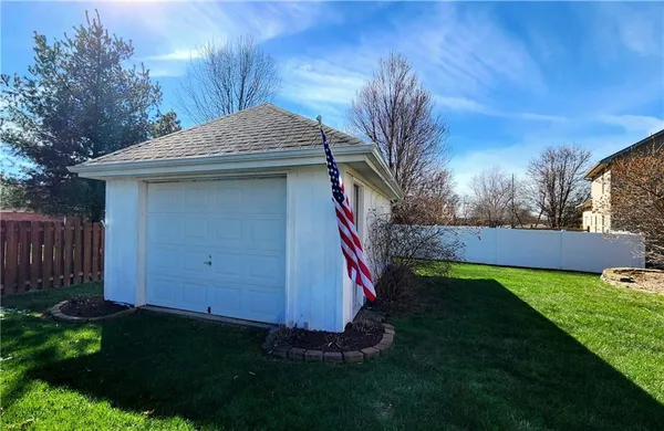 $400,000 | 986 Owl Creek Parkway, Odessa, MO 64076