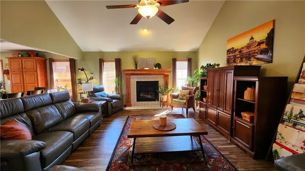 $400,000 | 986 Owl Creek Parkway, Odessa, MO 64076