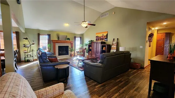 $400,000 | 986 Owl Creek Parkway, Odessa, MO 64076