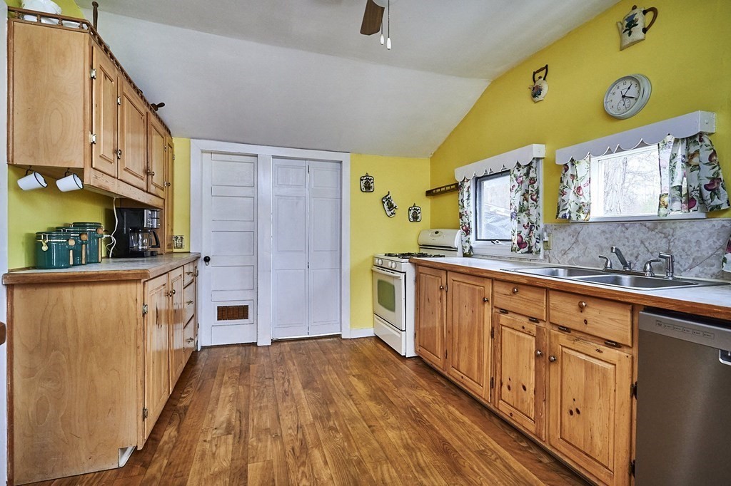 26 Montgomery Road Southampton, MA 01073 - Photo 4 of 33 Gallery Image 4