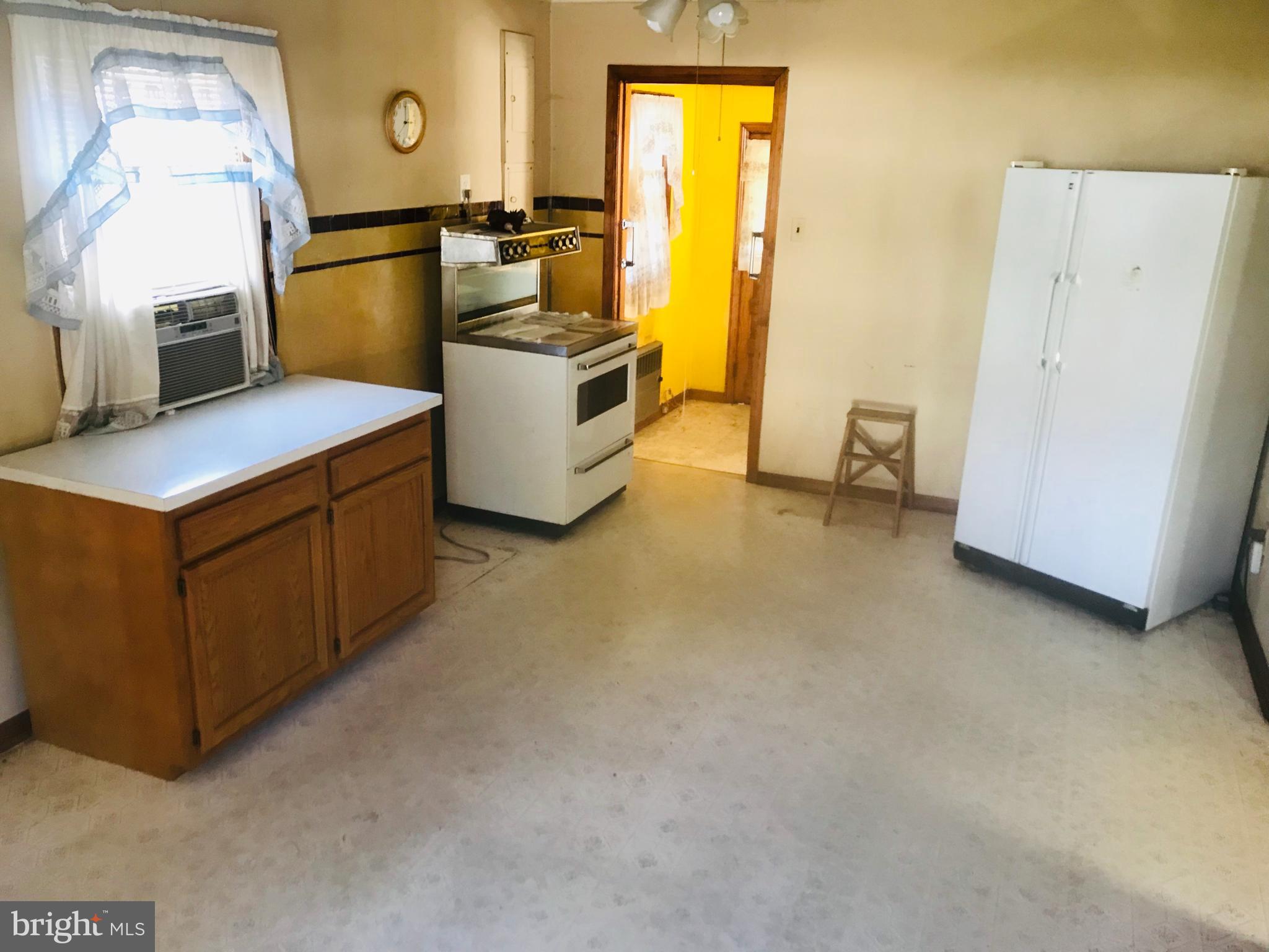 910 Thompson Boulevard Baltimore, MD 21221 - Photo 11 of 14 Kitchen