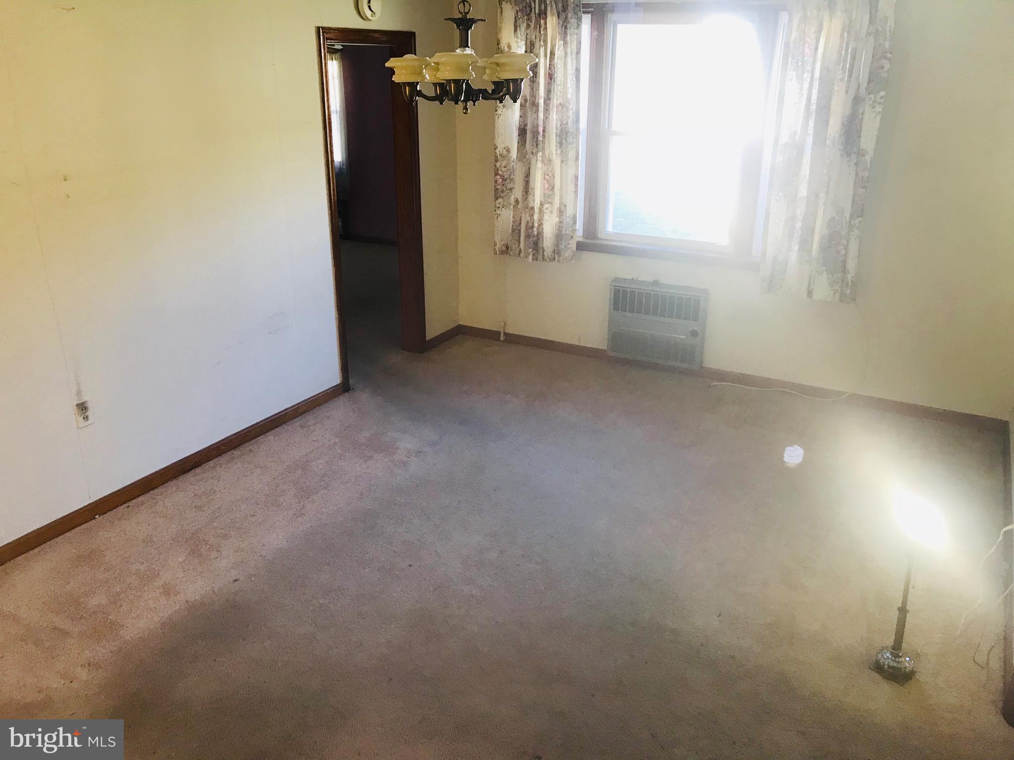 910 Thompson Boulevard Baltimore, MD 21221 - Photo 12 of 14 Living Room