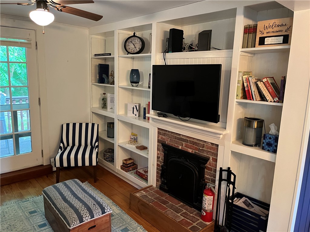 381 3rd Beach Road Middletown, RI 02842 - Photo 3 of 15