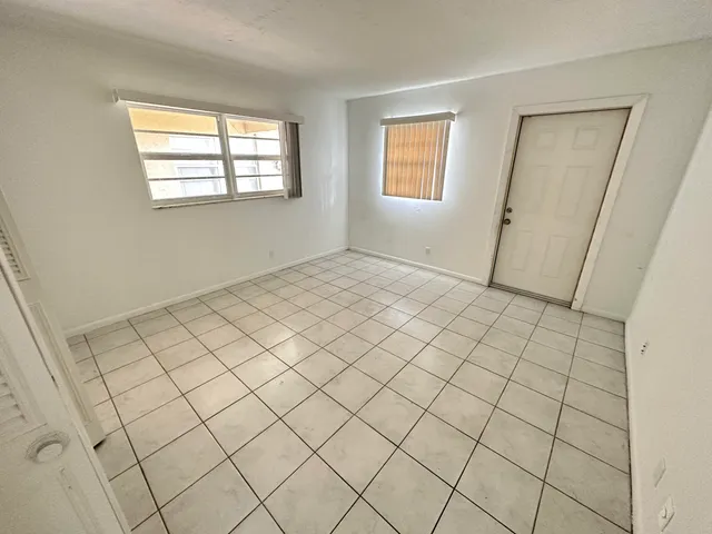 $1,700 | 301 West Ocean Avenue, Unit 10, Lantana, FL 33462