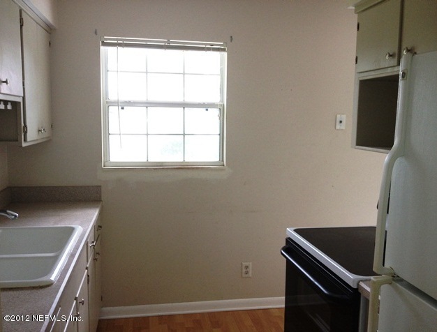 439 Irex Road Atlantic Beach, FL 32233 - Photo 2 of 12 a room with cabinets and a stove