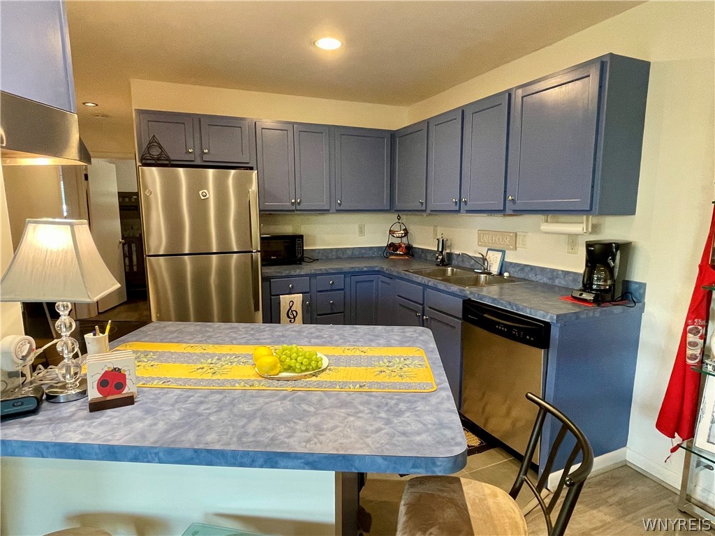 5301 East Lake Road, Unit 26 Chautauqua, NY 14728 - Photo 20 of 33 Breakfast bar seats 3.