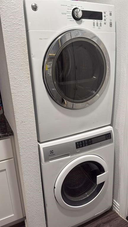 2614 Hooper Street Dallas, TX 75215 - Photo 12 of 13 a utility room with dryer and washer