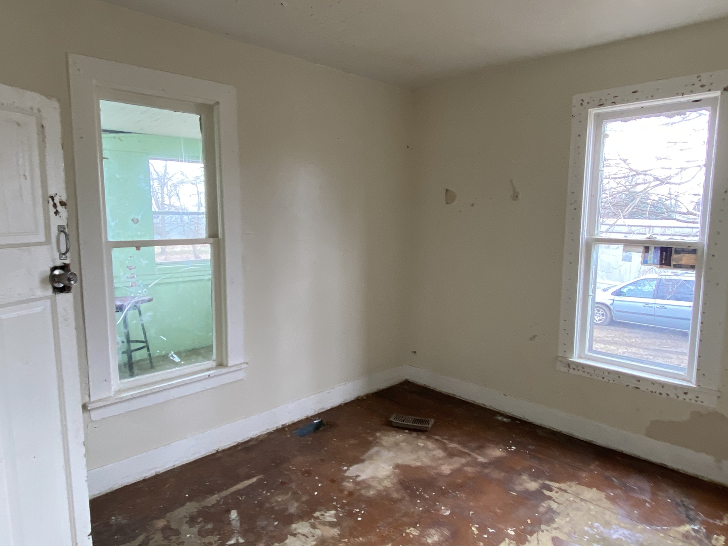 224 Poplar Street Ludlow, IL 60949 - Photo 7 of 9 an empty room with a window