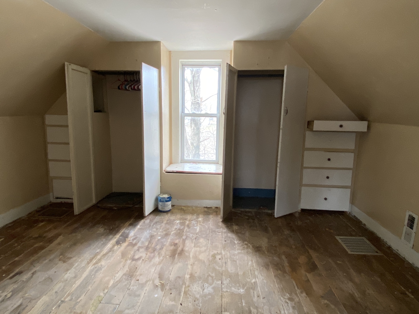 224 Poplar Street Ludlow, IL 60949 - Photo 9 of 9 an empty room with closet and mirror