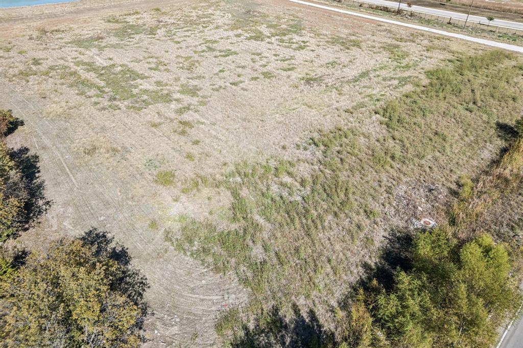 7301 Silo Road Arlington, TX 76002 - Photo 8 of 17 a close up of a wall with a yard