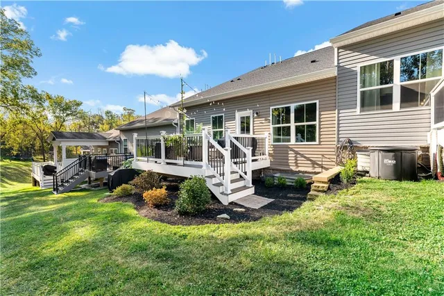 a view of a house with backyard