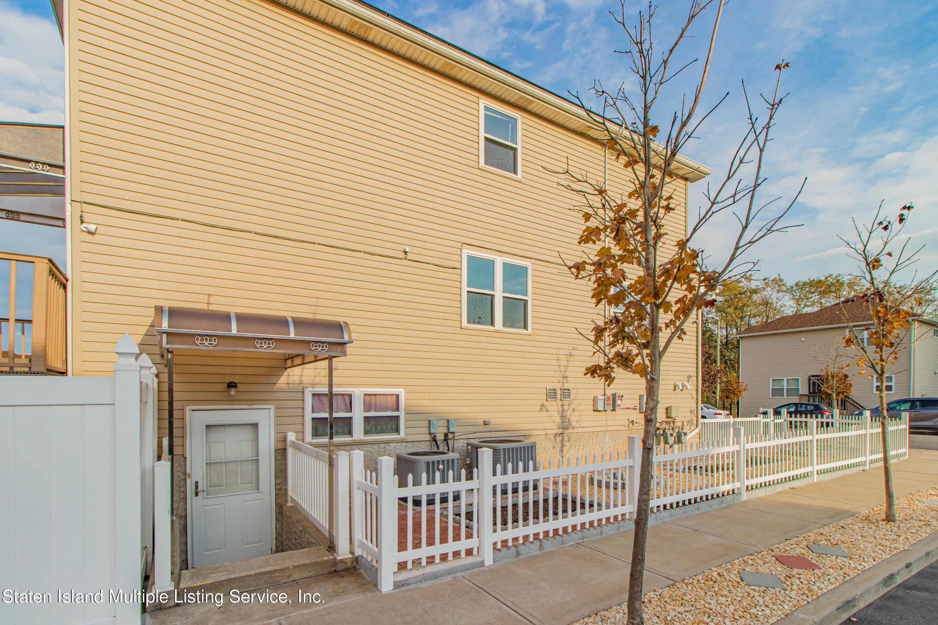 23 Riverside Lane Staten Island, NY 10302 - Photo 3 of 21 05