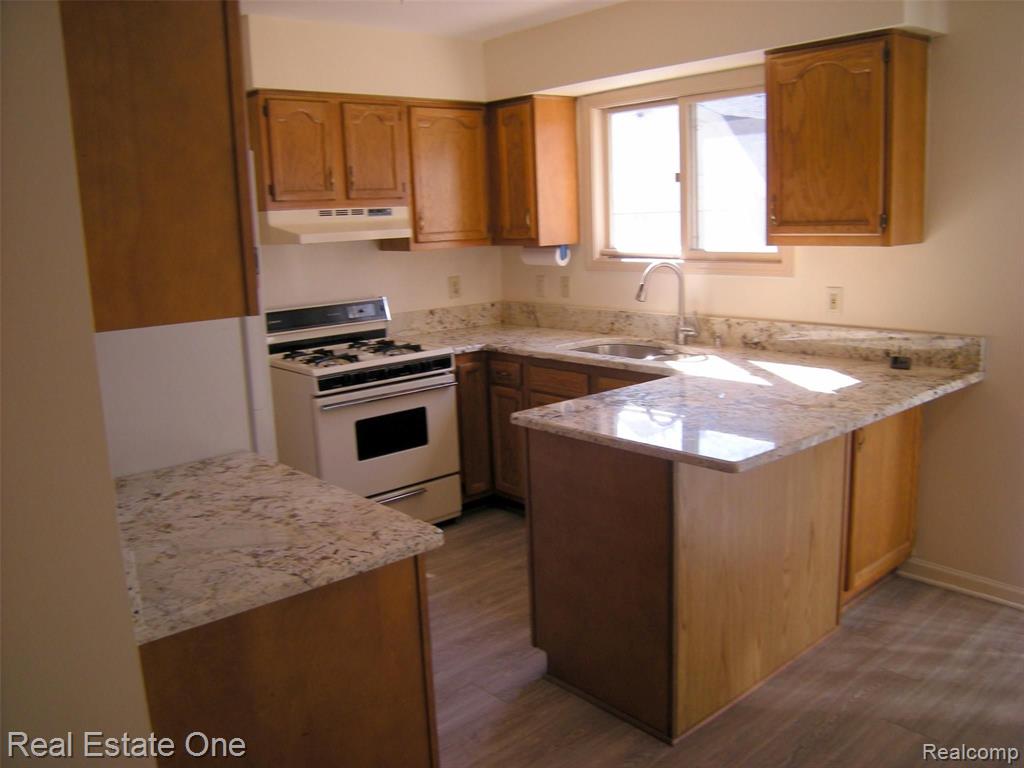 9415 Newburgh Road Livonia, MI 48150 - Photo 11 of 38