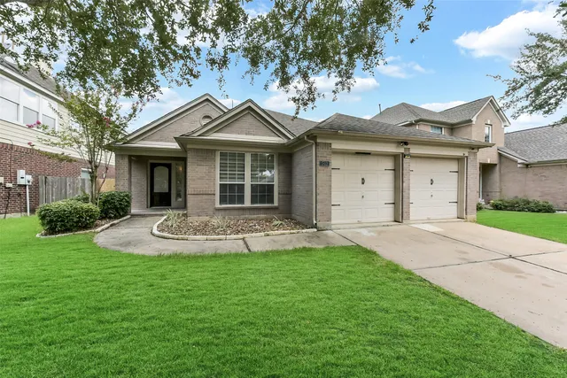 $2,600 | 13021 Castlewind Lane, Pearland, TX 77584