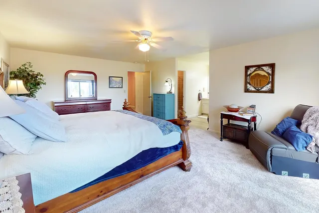 a en suite bathroom with a double vanity sink and a mirror