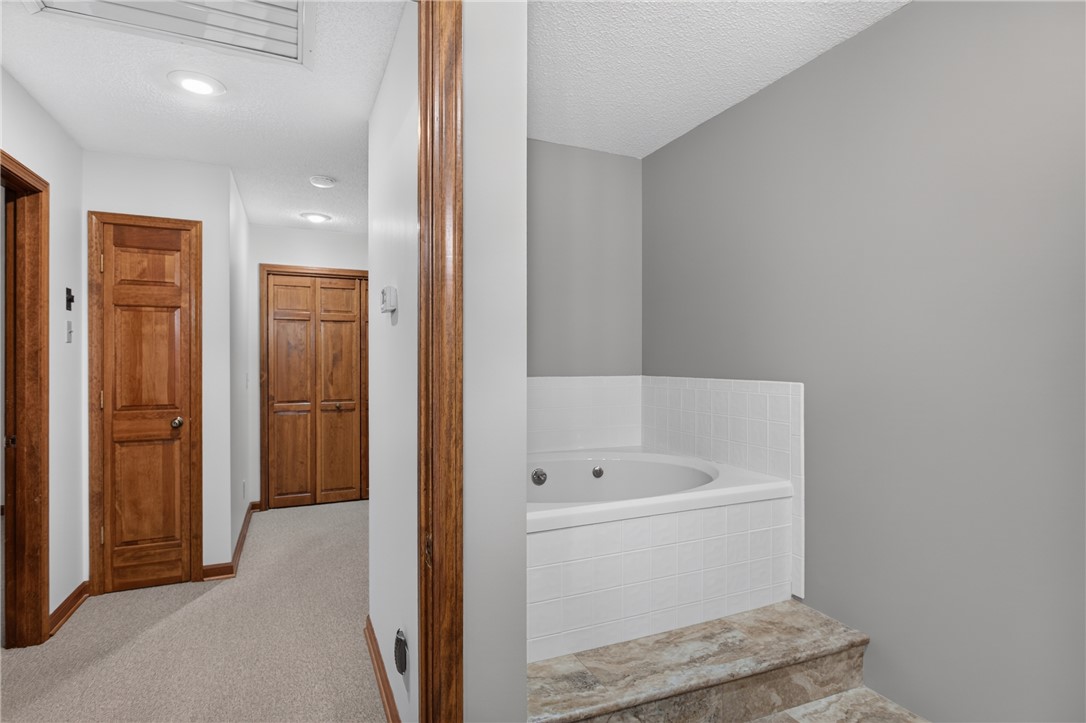 12 Lookout Lane Salem, SC 29676 - Photo 20 of 47 Relax in the inviting soaking tub.