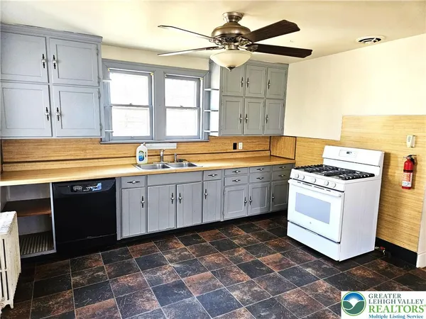 $2,250 | 221 East Prospect Street, Nazareth, PA 18064