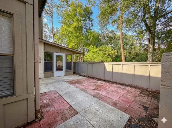 a view of a backyard