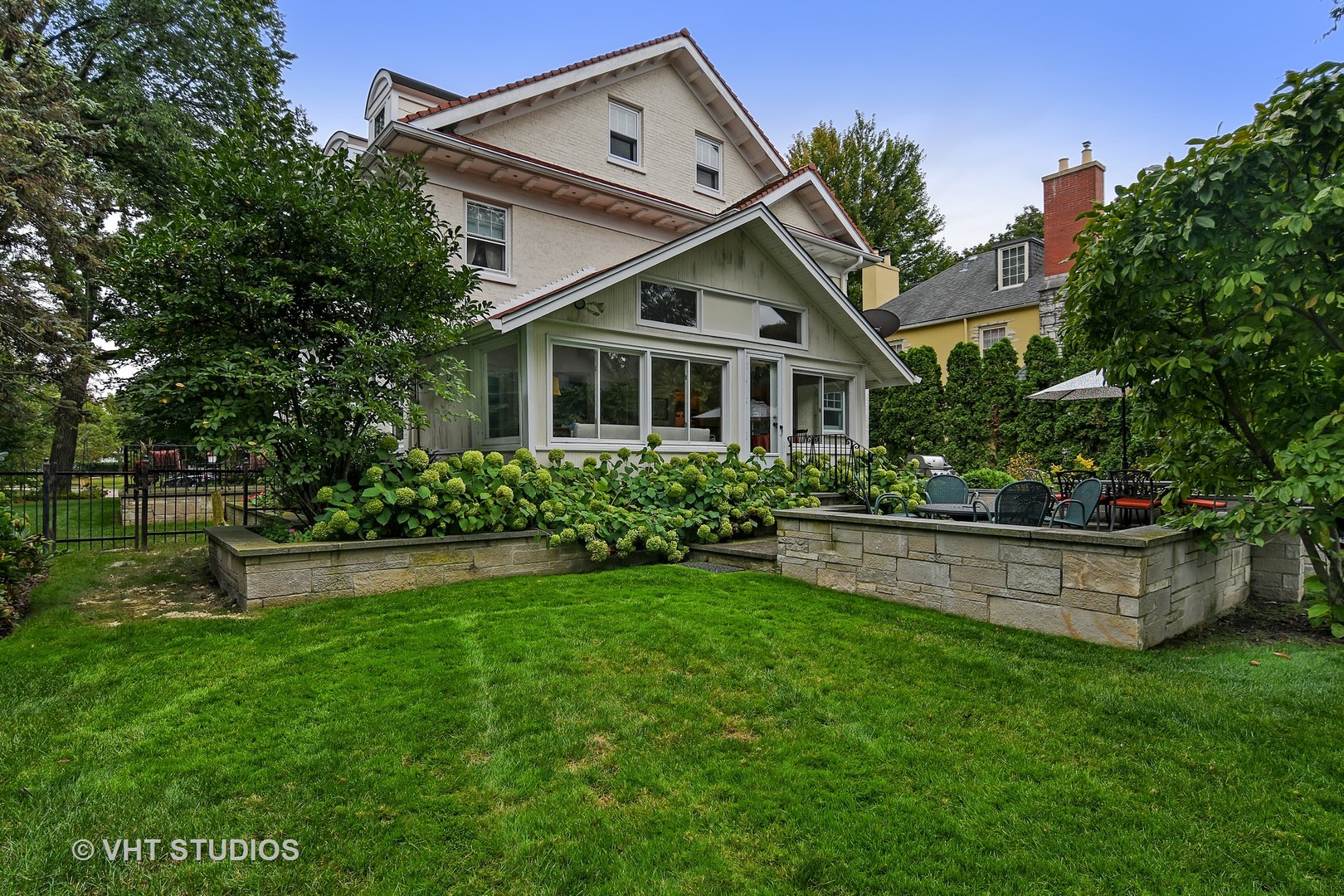 141 Robsart Place Kenilworth, IL 60043 - Photo 24 of 38 a front view of house with a garden