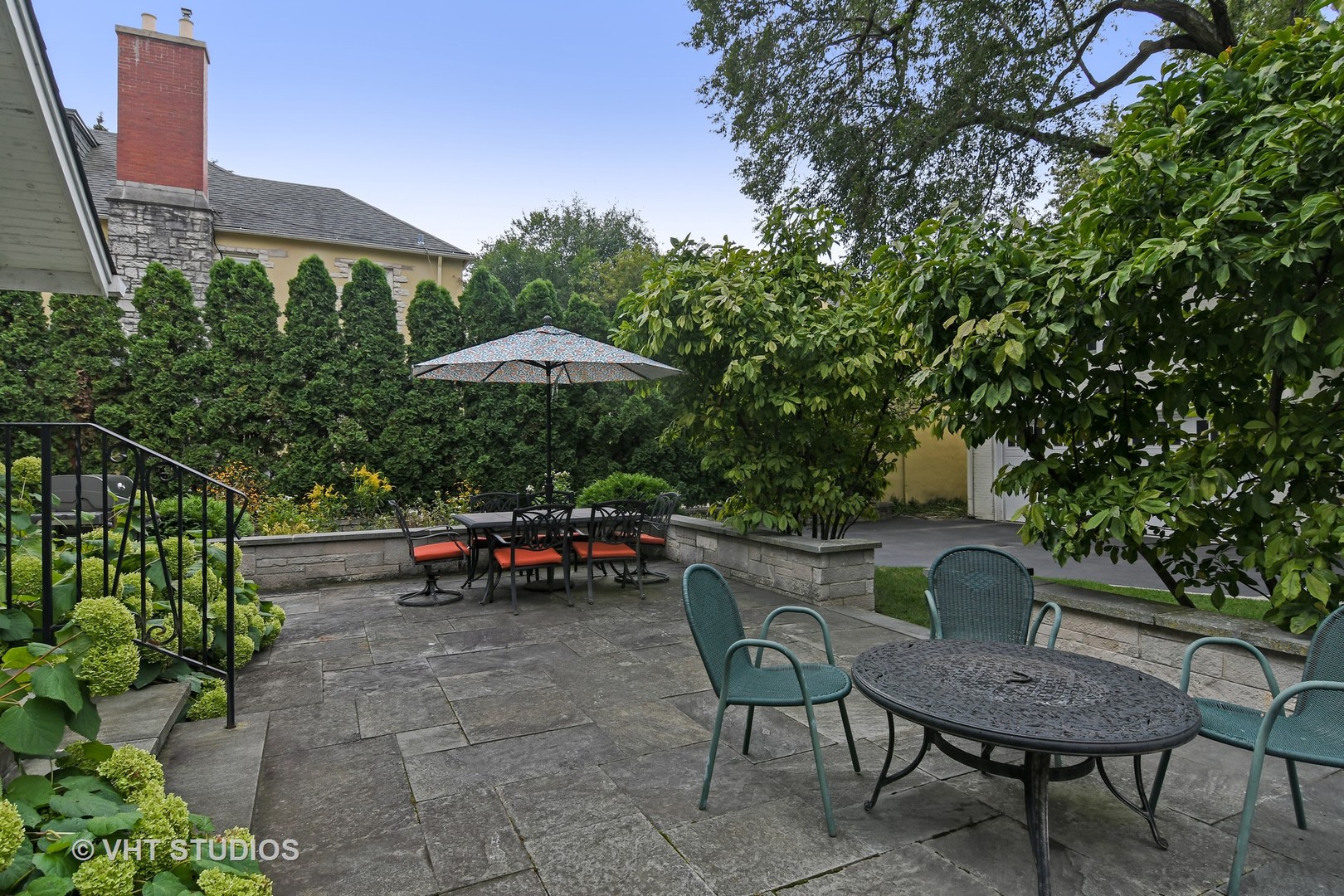 141 Robsart Place Kenilworth, IL 60043 - Photo 25 of 38 a backyard of a house with table and chairs