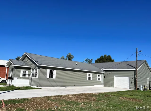 $225,500 | 121 South Poplar Street, Dexter, MO 63841